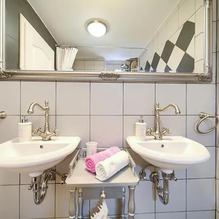 Retro Vrbnik (Primorje-Gorski Kotar)